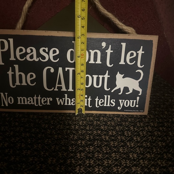 Funny cat sign “don’t let the cat out!” 5x10 home decor - Picture 3 of 3